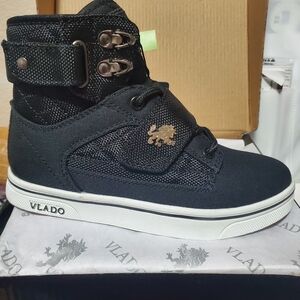 Atlas II Black and White Sneakers